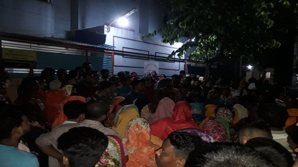 বকেয়া বেতন ও বোনাসের দাবিতে পরিচালকের বাসার সামনে পোশাক শ্রমিকরা