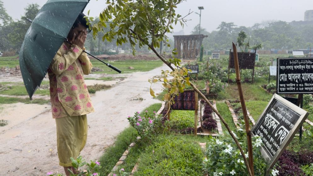 ঈদে মায়ের কবর জিয়ারত করলেন আরিফিন শুভ