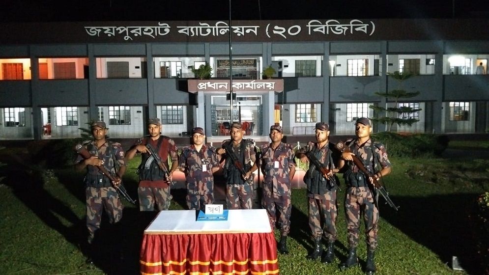 সীমান্তে পরিত্যক্ত ব্যাগে মিলল ৩ স্বর্ণের বার