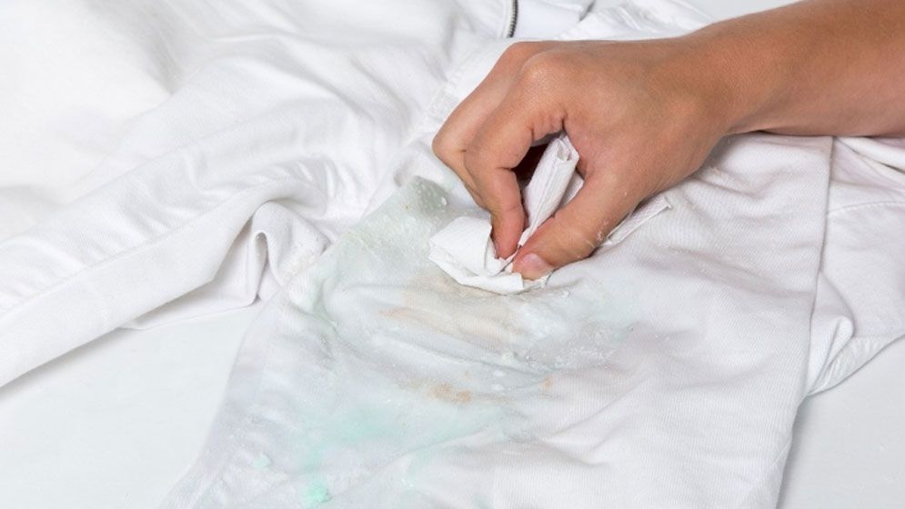 পোশাক থেকে রক্তের দাগ কীভাবে উঠবে?