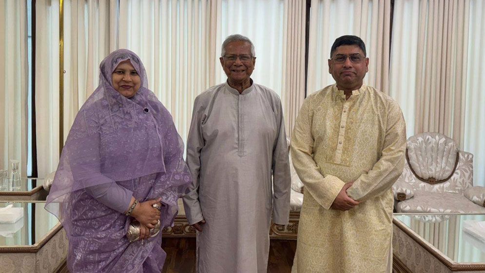 প্রধান উপদেষ্টার সঙ্গে সস্ত্রীক সাক্ষাৎ করেছেন সেনাপ্রধান