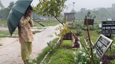 ঈদে মায়ের কবর জিয়ারত করলেন আরিফিন শুভ
