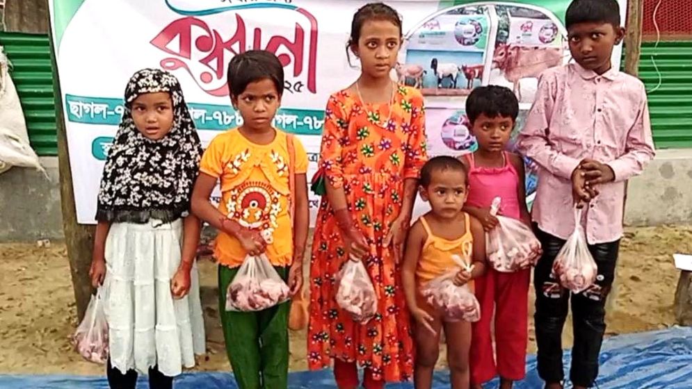 দুর্গাপুরে আস সুন্নাহ ফাউন্ডেশনের কুরবানির মাংস পেল শতাধিক পরিবার