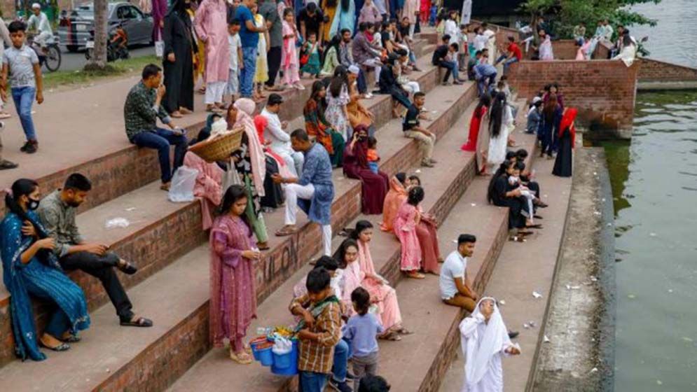 হাতিরঝিলে জমে উঠেছে ঈদ আড্ডা