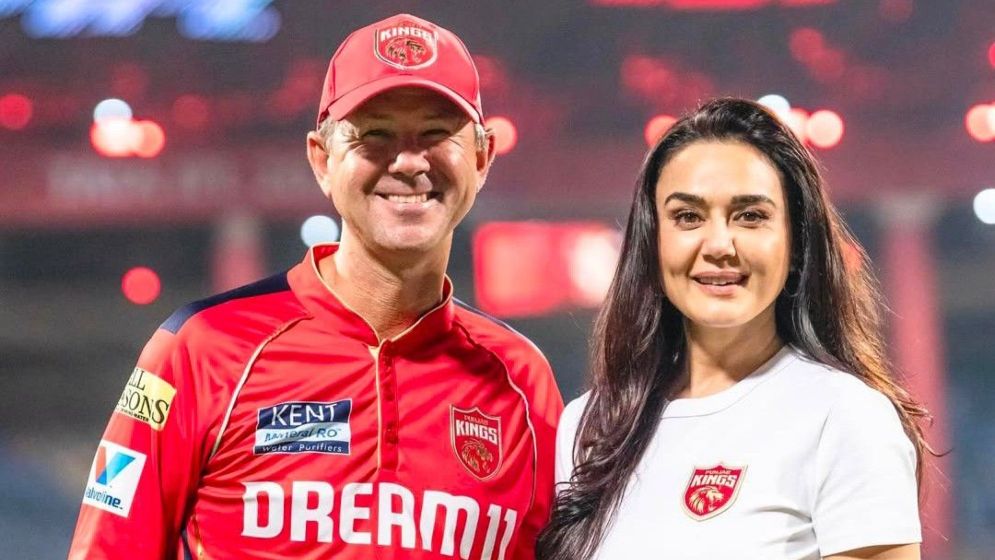 প্রীতির প্রশ্নে পন্টিং হেসে বললেন– ‘আমার পাশে বসে দেখুন’