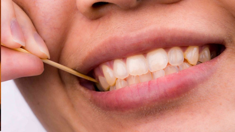 দাঁতের ফাঁকে মাংস আটকালে কী করবেন? জেনে নিন সহজ সমাধান