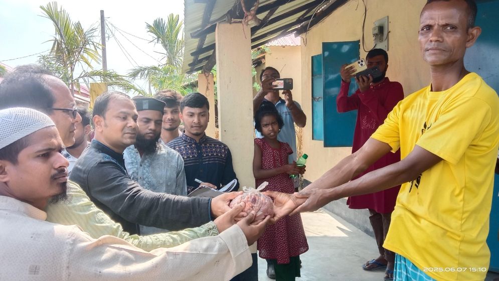 ঘরে ঘরে কুরবানির গোশত পৌঁছে দিলেন ইউএনও