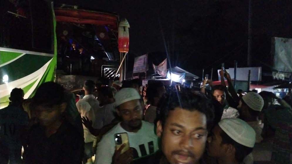 পার্কিং করা ট্রাকের সঙ্গে ৪ বাসের সংঘর্ষ, আহত ৩০