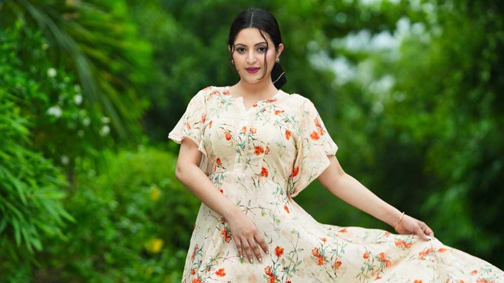 নানাবাড়িতে পরীমনির ঈদ, কুড়ালেন আম