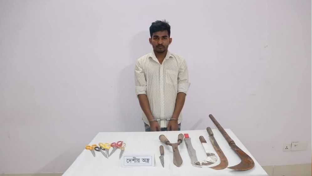জেল থেকে বেরিয়ে অস্ত্রসহ গ্রেফতার ‘সন্ত্রাসী’ সাজ্জাদ
