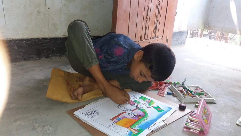পা দিয়ে লিখে মেধার স্বাক্ষর রাখছে শিশু মোনায়েম