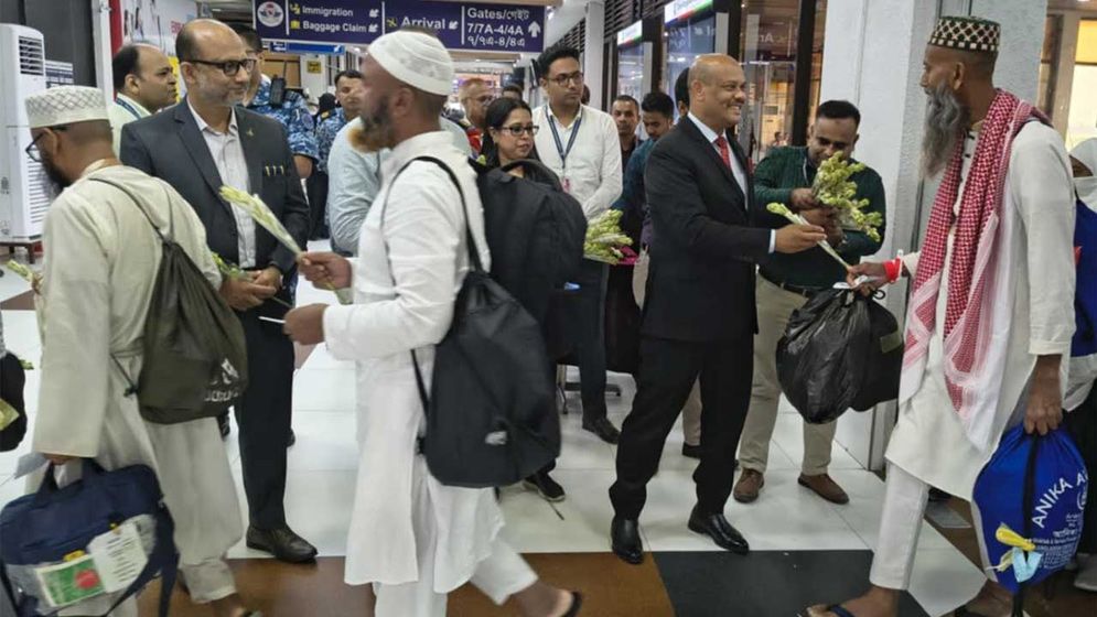 ৩ শতাধিক হাজিদের নিয়ে প্রথম ফিরতি ফ্লাইট ঢাকায়