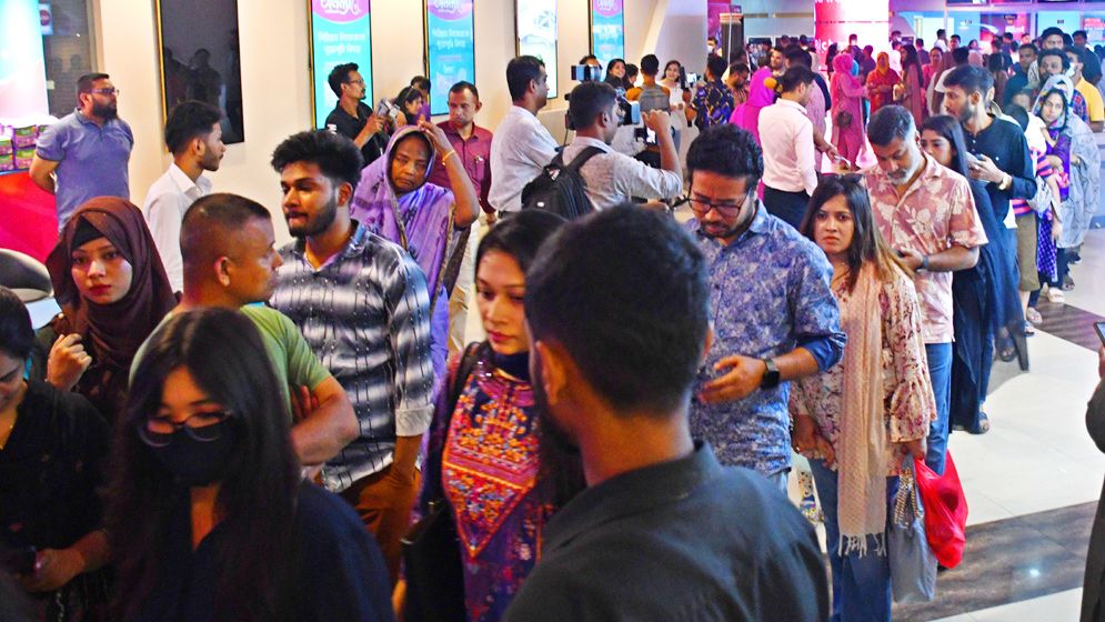 ঈদের ছুটিতে লোকারণ্য যমুনা ফিউচার পার্ক