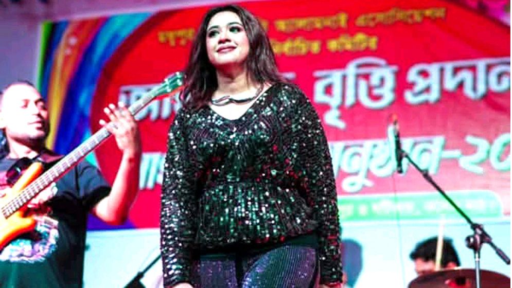 মধুপুরে দর্শক মাতালেন ঐশি