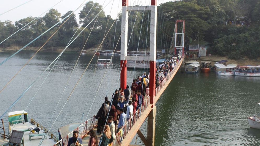 টানা ছুটিতে রাঙামাটিতে পর্যটকদের ঢল