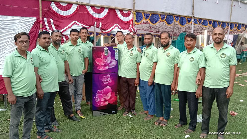 একশ টাকায় ফ্রিজ পেলেন নারায়ণ