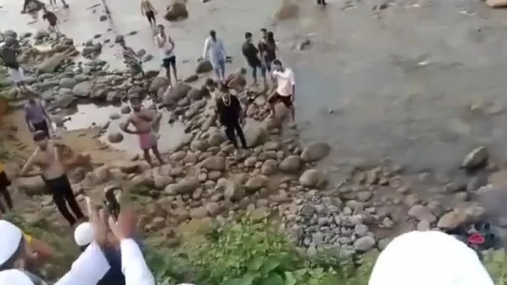 জাফলংয়ে পর্যটকদের সঙ্গে হাতাহাতি, উৎমাছড়ায় যেতে মানা