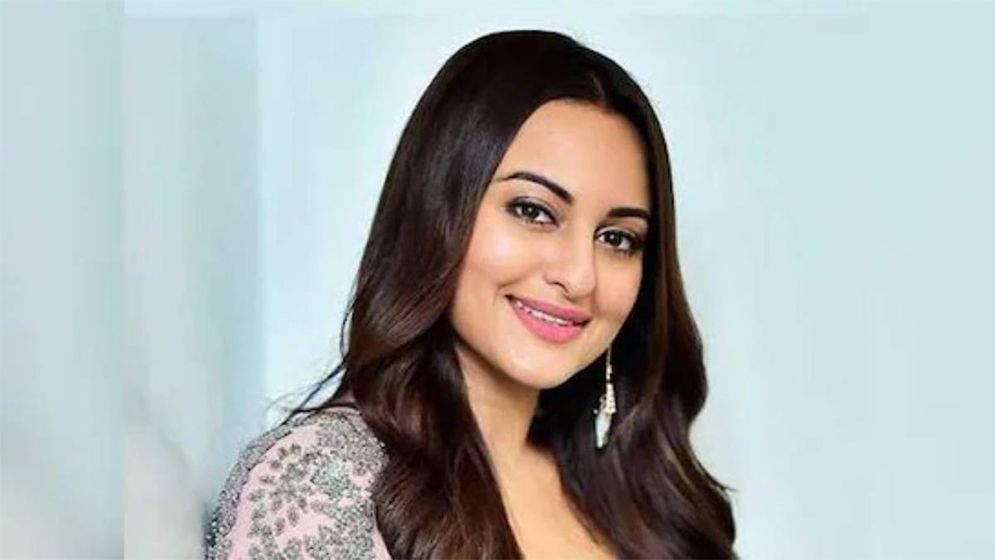 বলিউডে স্বজনপ্রীতি নিয়ে মুখ খুলেছেন সোনাক্ষী