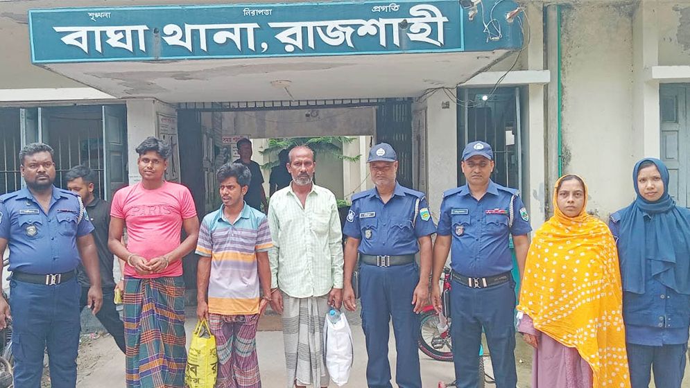 বাঘায় ৪ পলাতক আসামি গ্রেফতার