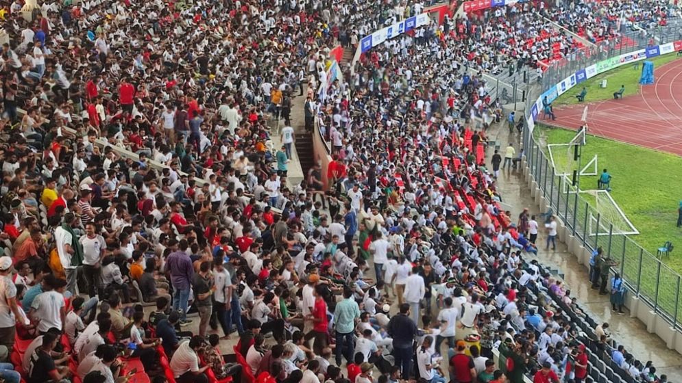 কানায় কানায় পূর্ণ গ্যালারি, খেলা শুরুর অপেক্ষা