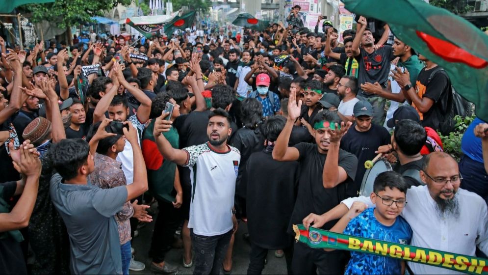 সন্ধ্যায় ম্যাচ, দুপুরের আগেই জনসমুদ্র স্টেডিয়াম এলাকা