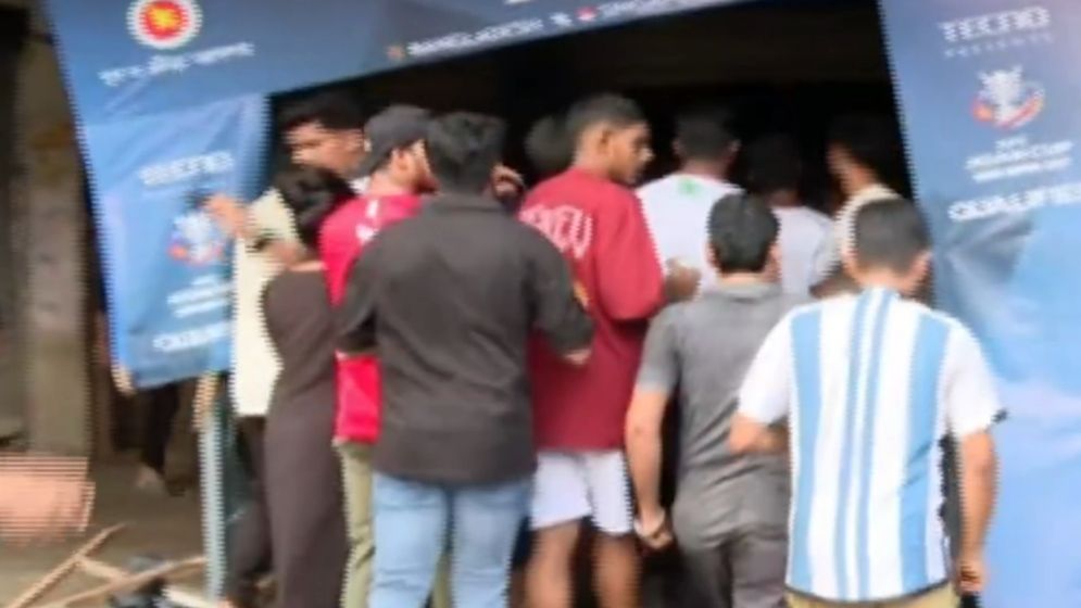 আবার গেট ভেঙে মাঠে ঢোকার চেষ্টা, সেনাবাহিনীর লাঠিচার্জ