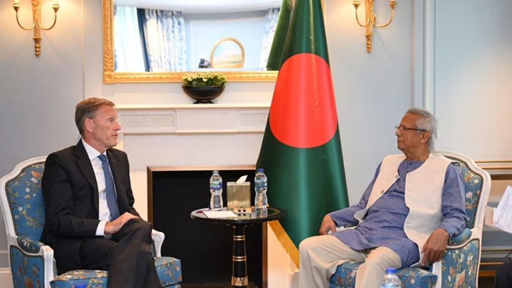 প্রধান উপদেষ্টার সঙ্গে এয়ারবাসের এক্সিকিউটিভ ভাইস প্রেসিডেন্টের সাক্ষাৎ