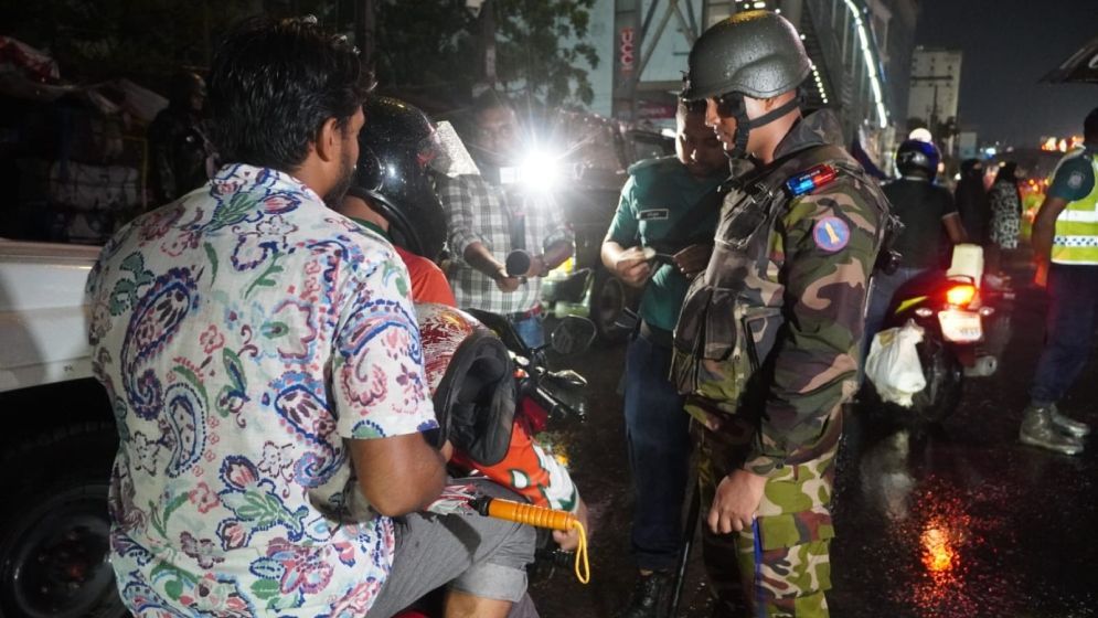উত্তরার বিএনএস সেন্টার সংলগ্ন সড়কে আর্মি ক্যাম্প ও ট্রাফিক পুলিশের চেকপোস্ট স্থাপন
