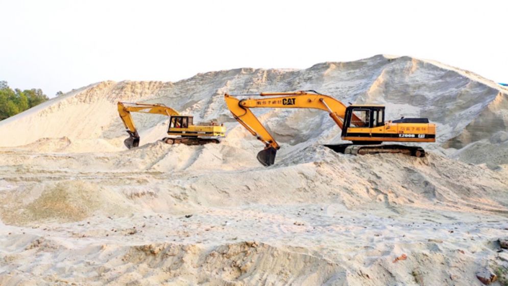 প্রতিরাতে শতাধিক ট্রাক বালু লুট, সশস্ত্র মহড়া