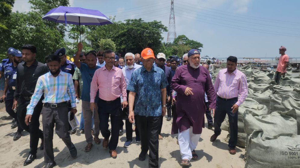 পদ্মা সেতু প্রকল্প রক্ষা বাঁধের ভাঙন পরিদর্শনে সেতু উপদেষ্টা