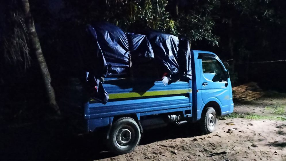 কলমাকান্দায় ভারতীয় পণ্যসহ যুবক আটক