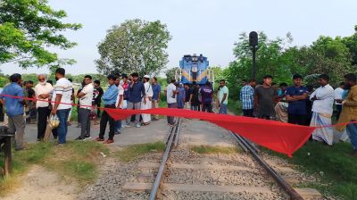 যাত্রাবিরতির দাবিতে রাজশাহীতে রেলপথ অবরোধ