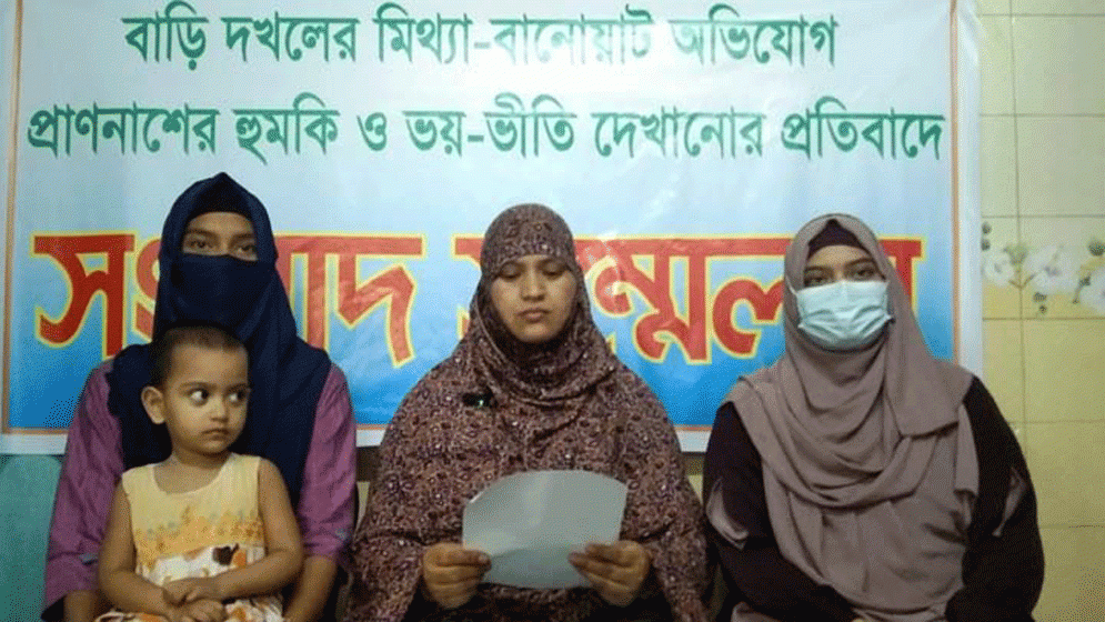 পুলিশ স্বামীর হুমকিতে ৩ সন্তান নিয়ে শঙ্কিত রেবেকা