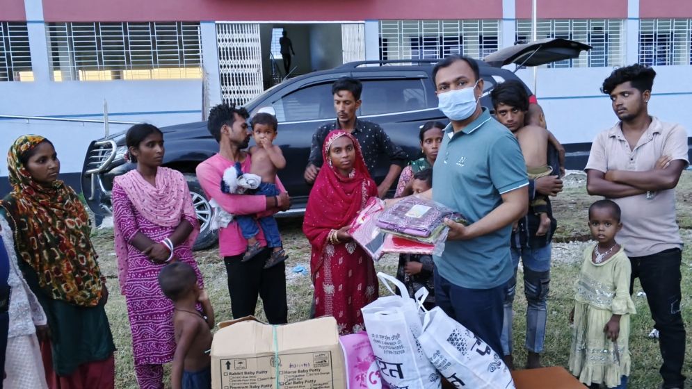 পুশইন করা ১৭ জনকে মানবিক সহায়তা দিলেন ইউএনও