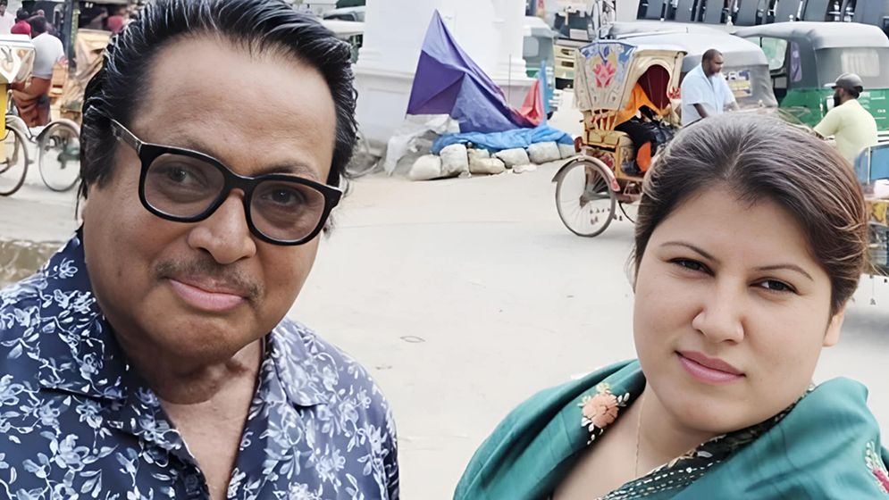 কাছারি বাড়ির গেট থেকে ফিরে গেলেন চিত্রনায়ক উজ্জ্বল ও তার স্ত্রী