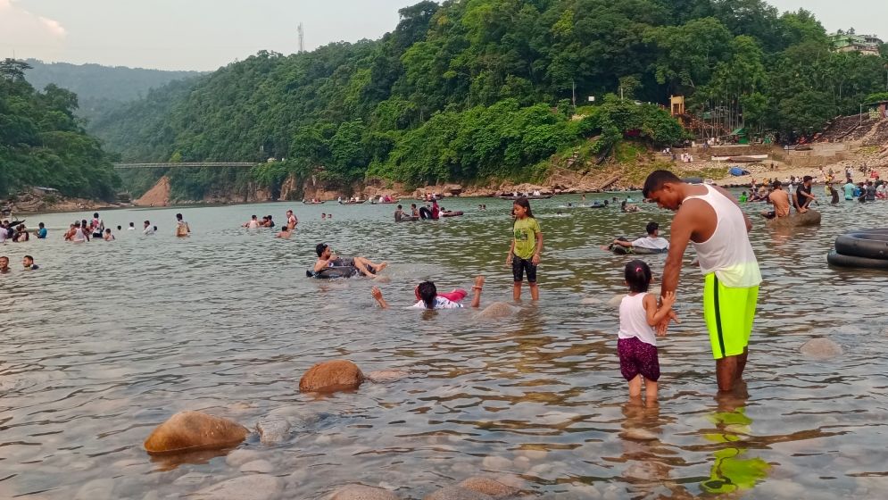 জাফলংয়ে বাড়ছে পর্যটক, খুশি ব্যবসায়ীরা