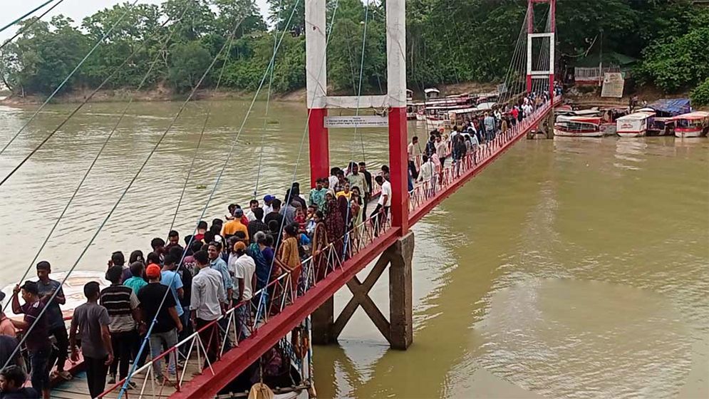 ঈদের ছুটিতে রাঙামাটির ঝুলন্ত সেতুতে দর্শনার্থীর ভিড়