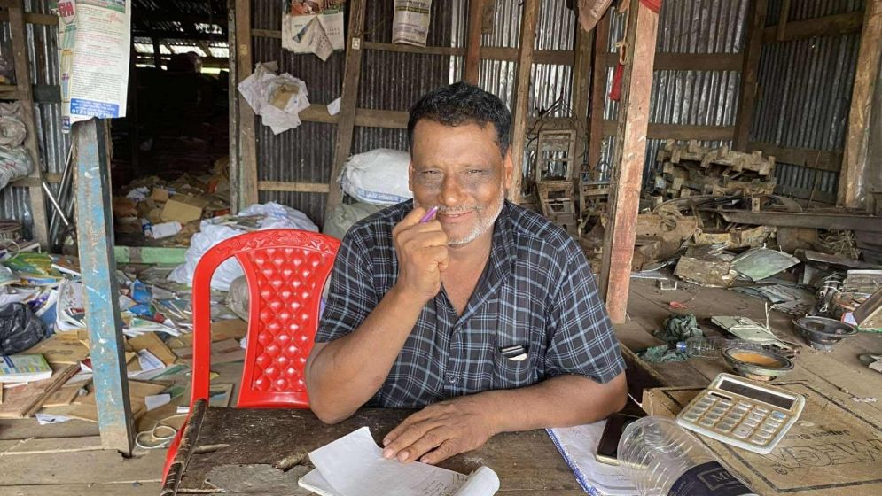 শেখ পরিবারের সদস্য পরিচয় দিয়ে ভাঙারি ব্যবসায়ী থেকে কোটিপতি মশিউর