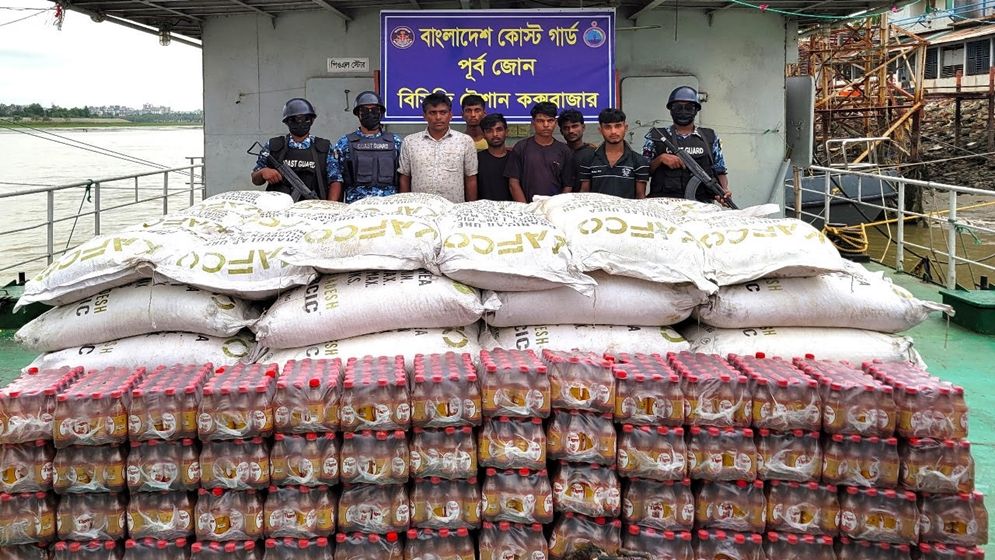 মিয়ানমারে পাচারকালে সার ও এনার্জি ড্রিংক্সসহ আটক ৬