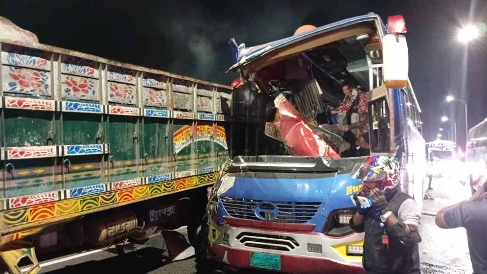 পদ্মা সেতুতে বাস-ট্রাকের সংঘর্ষ, নিহত ২