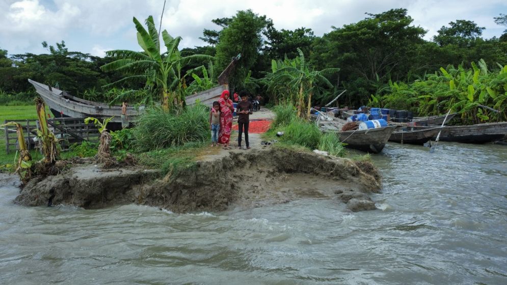 তেঁতুলিয়ার তীব্র ভাঙনে ভিটে হারিয়ে দিশাহারা মানুষ