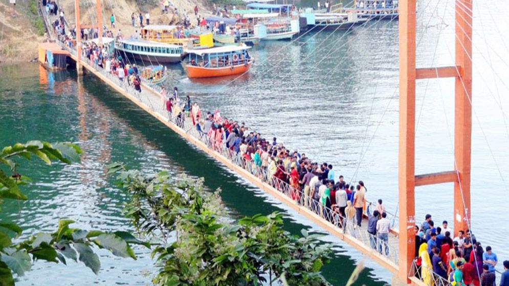 রাঙামাটিতে ঝুলন্ত সেতুতে পর্যটকের উপচেপড়া ভিড়