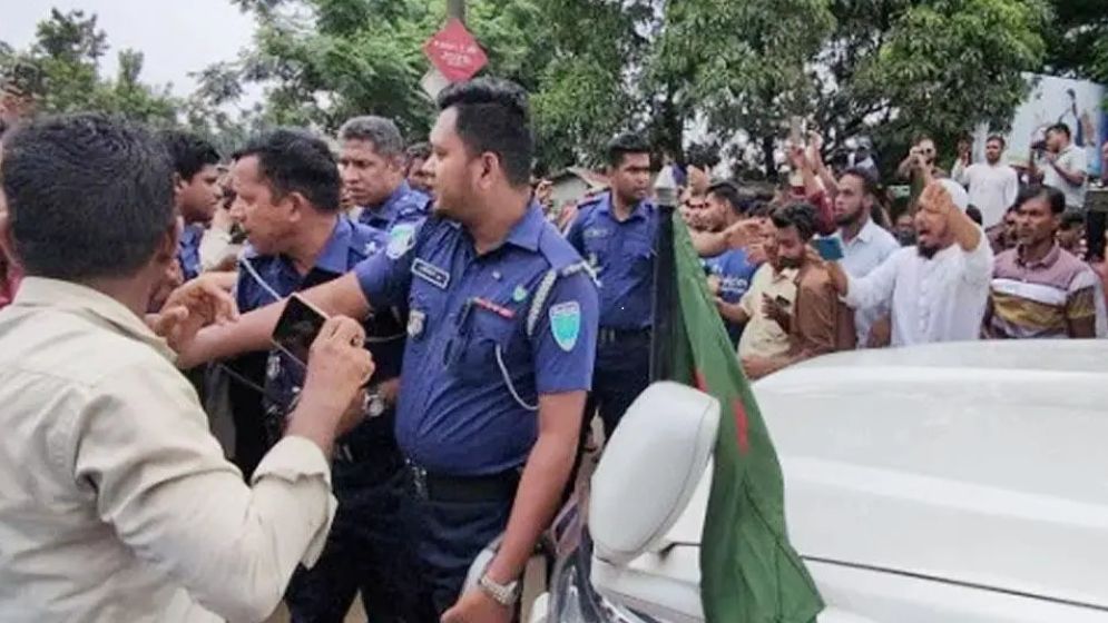 সিলেটে দুই উপদেষ্টার গাড়ি আটকে বিক্ষোভ