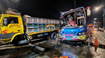 পদ্মা সেতুতে ট্রাকের পেছনে বাসের ধাক্কা, নিহত ২