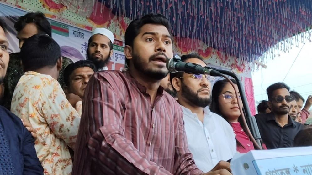 পটুয়াখালীর ডিসিকে রাজনীতির মাঠে আসতে বললেন নুর