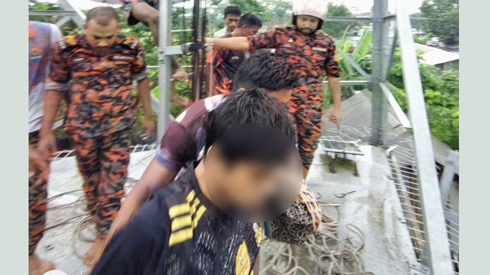 কিশোরীকে মোবাইল টাওয়ারে উঠিয়েছে ‘‌জিন’!