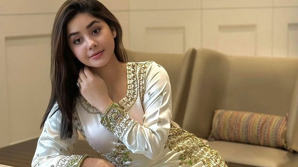 মিষ্টি হাসিতে ধরা দিলেন রোজা