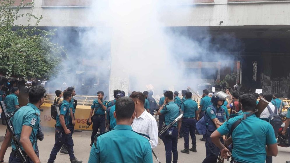 হঠাৎ উত্তপ্ত প্রেস ক্লাব, পুলিশের সাউন্ড গ্রেনেড নিক্ষেপ