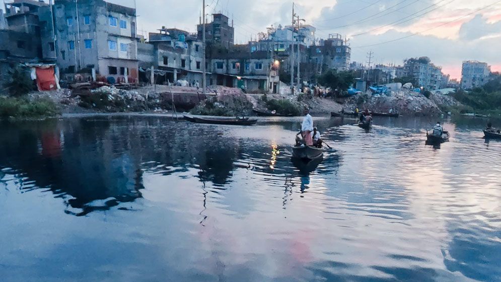 শহীদনগর ঘাটে ময়লা দুর্গন্ধে নাভিশ্বাস