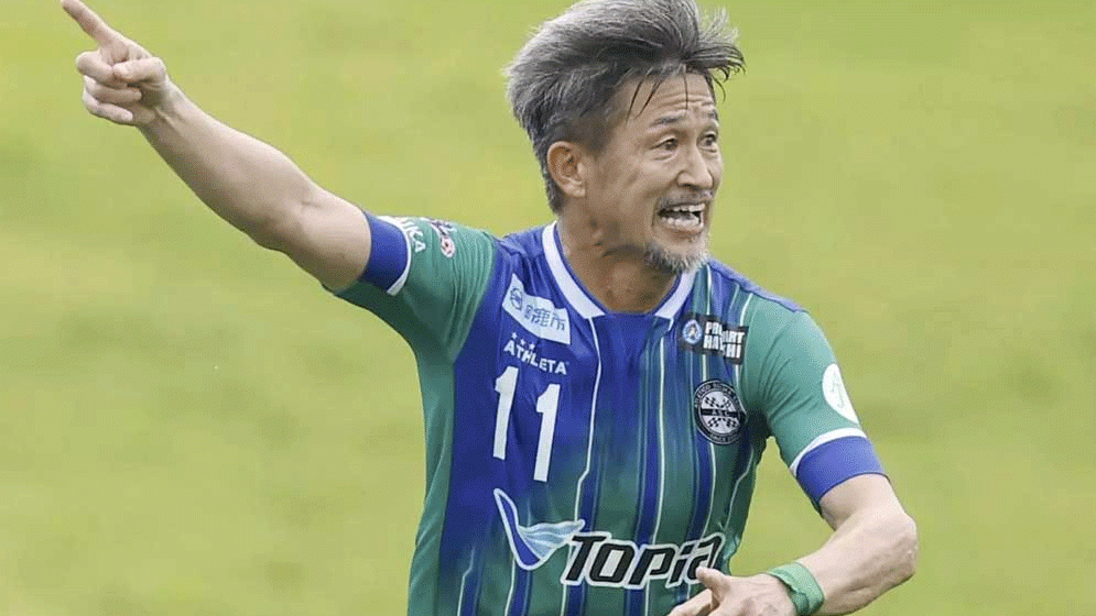 ৫৮ বছরেও মাঠ কাঁপাচ্ছেন ‘কিং কাজু’